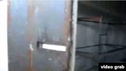 Esta celda tapiada filmada en la prisión cubana Combinado del Este tiene por puerta una plancha de metal. (Archivo)