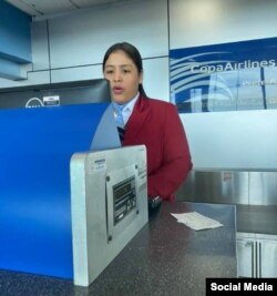 En esta foto, tomada por Claudia Márquez en el Aeropuerto de Panamá y publicada en su cuenta de Facebook, aparece la supervisora no identificada de Copa Airlines que le dijo que Cuba se arroga el derecho de decidir quién entra al país.