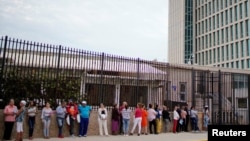 Cubanos hacen fila para entrar a la Embajada de EEUU en La Habana. (REUTERS/Alexandre Meneghini/Archivo)