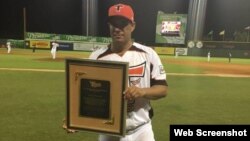 El lanzador cubano Raúl Valdés, premiado por su buena actuación en el béisbol profesional dominicano.