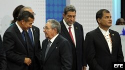 Ollanta Humala conversa con Raúl Castro en la Cumbre de Panamá. EFE