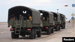 Camiones militares en el paseo del Prado el 15 de noviembre del 2021 para impedir la Marcha Cívica por el Cambio. (REUTERS/Alexandre Meneghini).