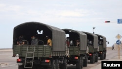Camiones militares en el Paseo del Prado, el 15 de noviembre. (REUTERS/Alexandre Meneghini)