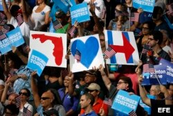 Seguidores de Hillary Clinton apoyan a la candidata durante su acto de campaña en Miami.