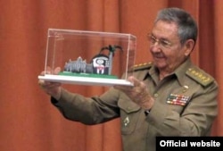 Raúl Castro con el Premio del Barrio.