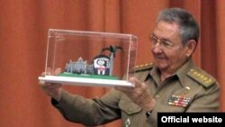Raúl Castro con el Premio del Barrio.