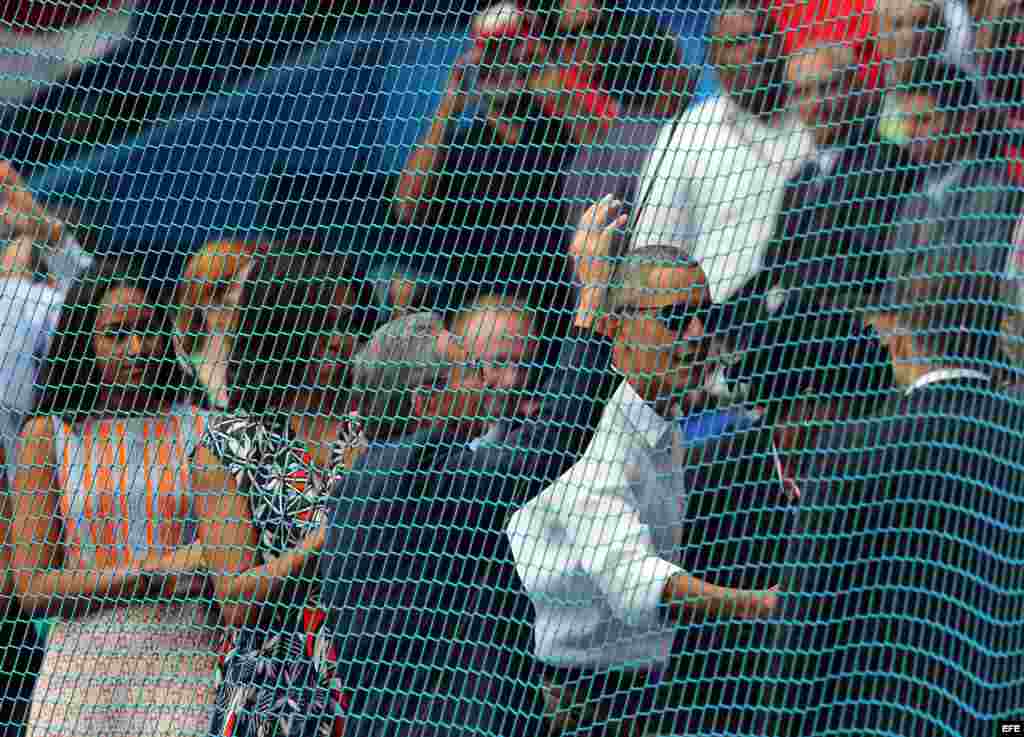 Barack Obama (2d), su esposa, Michelle (2i), su hija Sahsa (i) y Raúl Castro (c), llegan al juego de béisbol entre el equipo de Cuba y los Rayos de Tampa Bay, en el Estadio Latinoamericano, en La Habana.