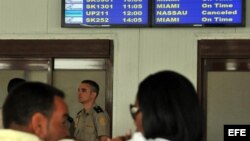 Cuba anuncia pasos para normalizar las visitas de sus emigrados 'ilegales'