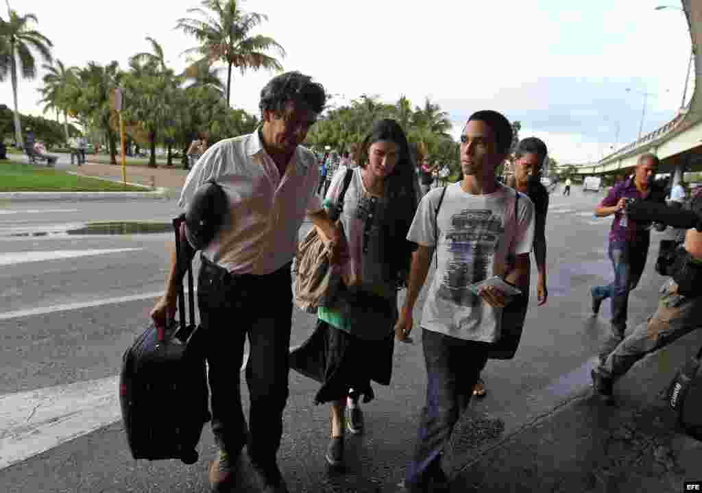 &nbsp;&nbsp; La periodista independiente fue recibida sin contratiempos por una docena de familiares, blogueros y amigos que corearon &quot;bienvenida a casa&quot; pocos minutos después de abandonar el control de la aduana en La Habana. 