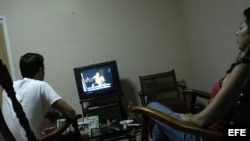 Una pareja cubana observa en su televisor la serie estadounidense "Los Soprano", trasmitida por la Televisión Nacional. 