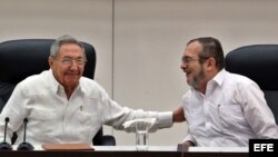 El líder de las FARC, Rodrigo Londoño Echeverri, alias "Timochenko" habla con Raúl Castro (i), en La Habana. (Archivo)