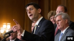 El congresista republicano Paul Ryan, presidente de la Cámara de Representantes de EEUU, habla a la prensa tras la aprobación de la reforma fiscal.
