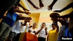 Activistas LGBTI apoyan el matrimonio gay en un servicio religioso en La Habana. 