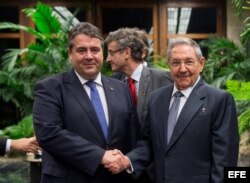 El vicecanciller alemán Sigmar Gabriel y el gobernante cubano Raúl Castro. EFE