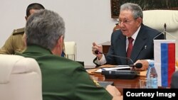 Raúl Castro en conversaciones con el ministro de Defensa de Rusia, Serguei Shoigu.