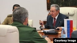 Foto Archivo. Raúl Castro en conversaciones con el ministro de Defensa de Rusia, Serguei Shoigu.
