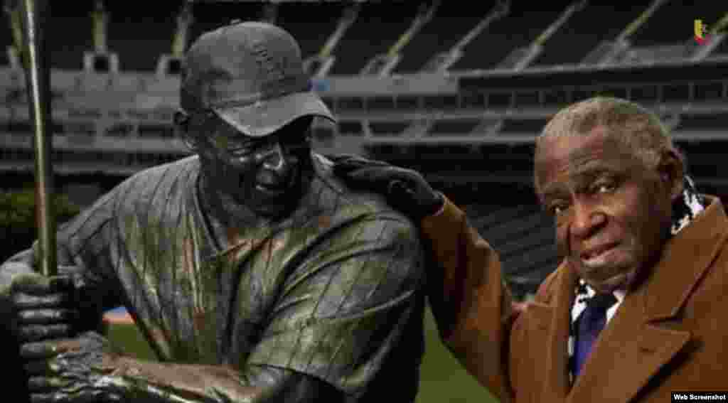 Orestes &quot;Minnie&quot; Miñoso junto a la estatua que erigieron los Medias Blancas de Chicago en honor del pelotero cubano en el estadio U.S. Cellular Field .