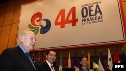 El Secretario General de la OEA, José Miguel Insulza (i), en reuniones preparativas de la 44 Asamblea General. 