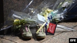 Fotografía que muestra varias ofrendas en memoria de una de las tres víctimas de los atentados del maratón de Boston.