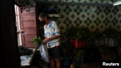 Un cubano compra hierbas medicinales en La Habana Vieja, a falta de medicamentos en las farmacias. REUTERS/Alexandre Meneghini