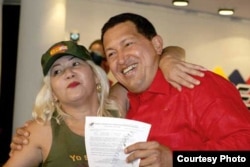 “Con Chávez todo, sin Chávez plomo”. era el lema de Lina Ron, fundadora de los colectivos en Venezuela.
