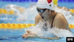 La nadadora china Shiwen Ye compite en una de las series clasificatorias de los 200m estilos de los Juegos Olímpicos de Londres 2012. EFE/Hannibal
