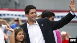 El candidato para la vicepresidencia del partido republicano para los Estados Paul Ryan (d) y su hija Liza (i) durante su acto de presentación celebrado en el museo naval de Nauticus en Norfolk, Virginia, Estados Unidos el 11 de agosto de 2012. EFE/Jim Lo