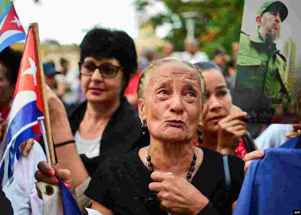 En Santa Clara, al centro de Cuba, una mujer lamenta el deceso del dictador F. Castro.