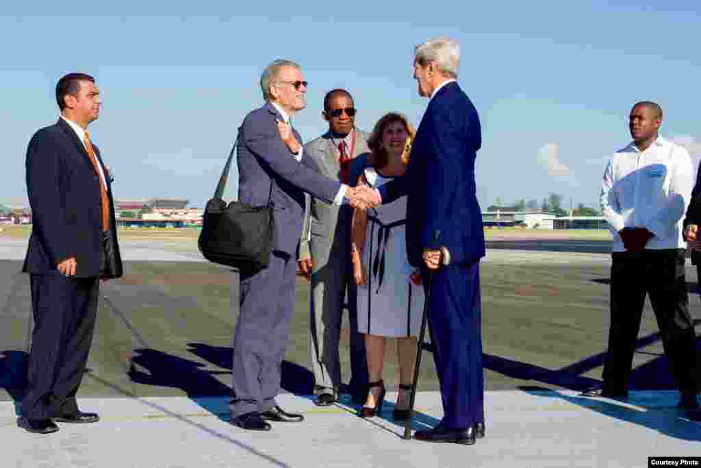 Kerry estrecha la mano de la subdirectora de protocolo del Ministerio de Relaciones Exteriores de Cuba, Lydia González Navarro.