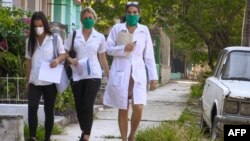 Médicos cubanos realizan pesquisas en El Vedado La Habana