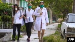 Médicos cubanos realizan pesquisas en El Vedado La Habana