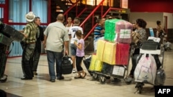 Foto Archivo. Cubanos hacen fila para chequear en Aduana en el Aeropuerto Internacional José Martí de La Habana. AFP PHOTO/ADALBERTO ROQUE