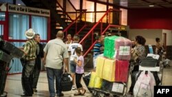 Cubanos hacen fila para chequear en Aduana en el aeropuerto Internacional José Martí de La Habana.  