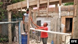 Ciudadanos construyen viviendas en Habana
