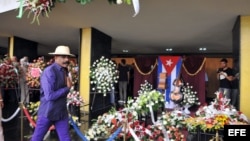  El cantante y director de orquesta cubano Pedro Calvo, ex integrante de Los Van Van, en el funeral de Juan Formell.