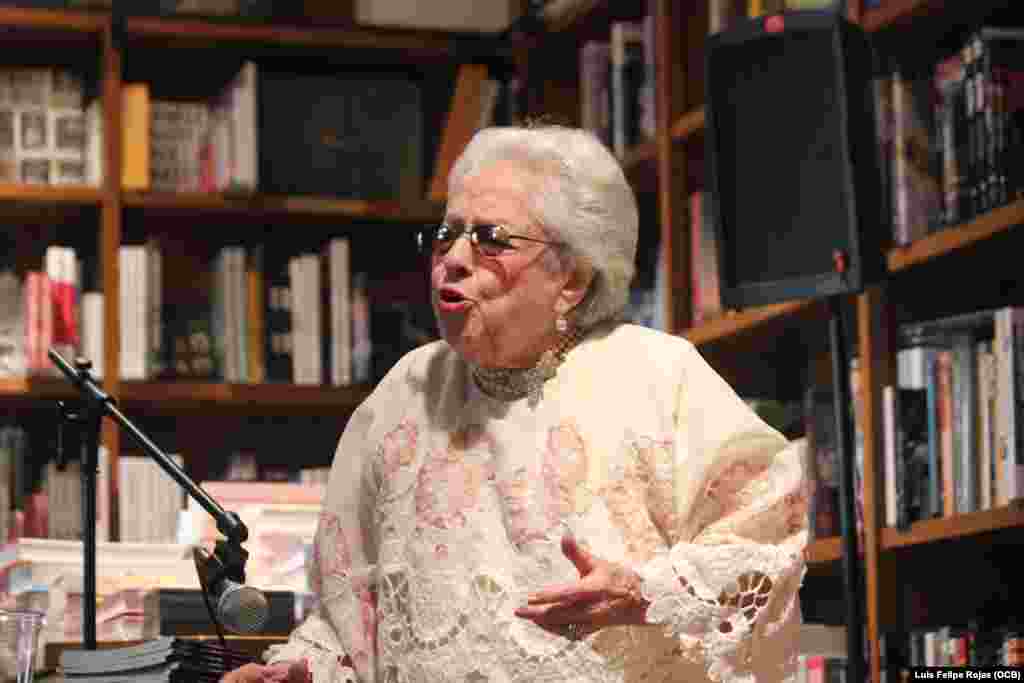 Carmina Benguría, declamadora y poeta cubana en la presentación de su libro en Coral Gables.