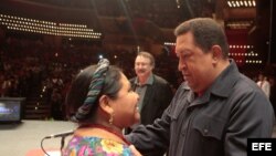 Archivo - Hugo Chávez, junto a Rigoberta Menchú, durante el acto de clausura del "Foro de Sao Paulo" en Caracas. 