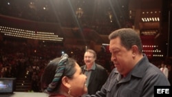 Archivo - Hugo Chávez, junto a Rigoberta Menchú, durante un acto de clausura del, hace unos años, del "Foro de Sao Paulo" en Caracas. 