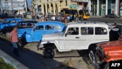 Viejos automóviles utilizados en el servicio de taxis privados en Cuba. (Archivo)
