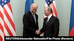 En esta foto de archivo Joe Biden, entonces vicepresidente de EEUU saluda al primer ministro Vladimir Putin.