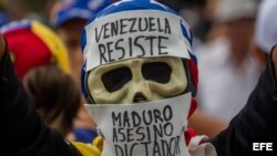 Venezolanos vuelven a marchar en Caracas al cumplirse un mes de protestas.