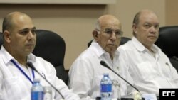 José Ramón Machado Ventura (c), ministro de Salud Pública; Roberto Morales (i), y Rodrigo Marmierca, ministro de Comercio Exterior e Inversión Extranjera (d).