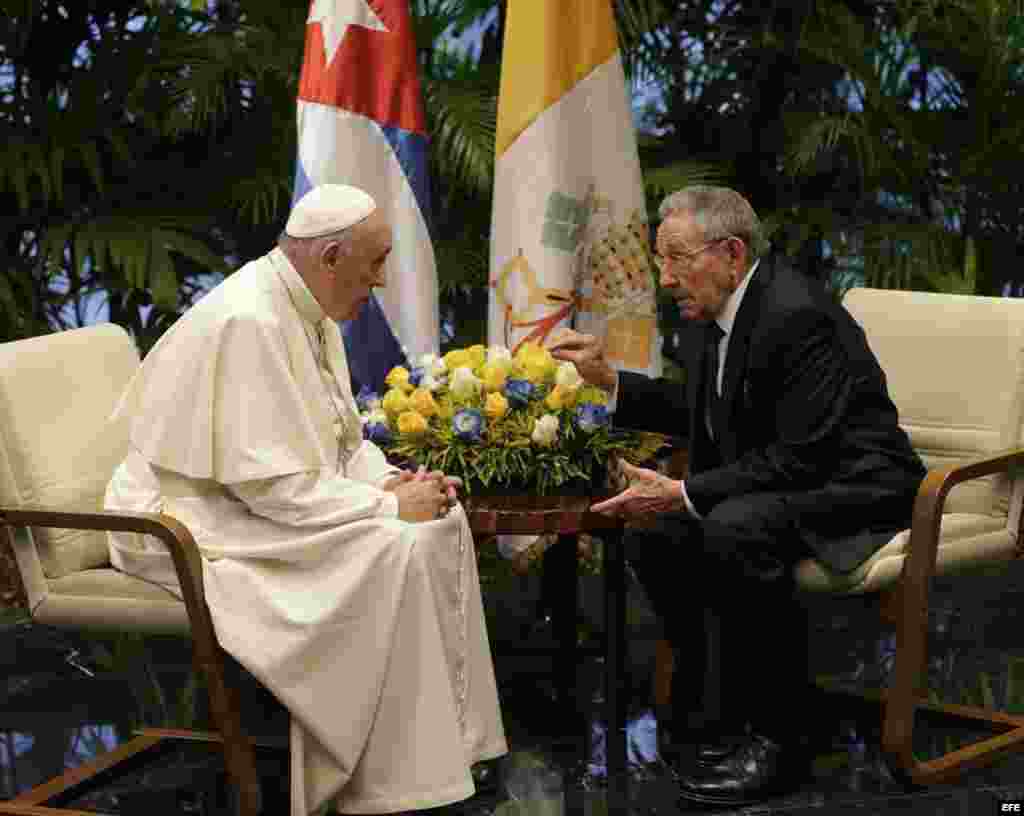 El papa Francisco y Raúl Castro conversan en su encuentro en La Habana