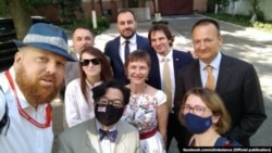 Diplomáticos de Estados Unidos, la UE y el Reino Unido con Darya Losik (esposa de Ihar Losik, con gafas de sol) y Maryna Adamovich (esposa de Mikalay Statkevich) antes de que comenzara el juicio de sus maridos en Homel, Bielorrusia - 24lun2021.