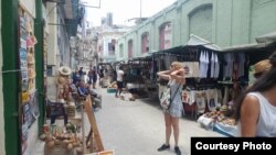 Cuentapropistas venden sus productos en una calle de La Habana. (Foto: Serafín Morán)
