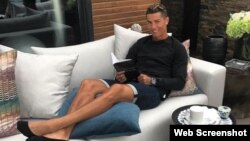 Cristiano Ronaldo toma té y lee un libro en la tranquilidad de su residencia.