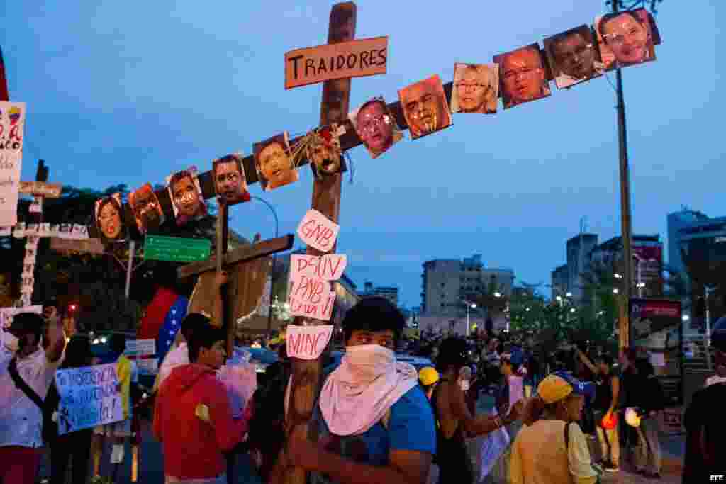 Manisfetaciones de protestas contra el gobierno de Maduro
