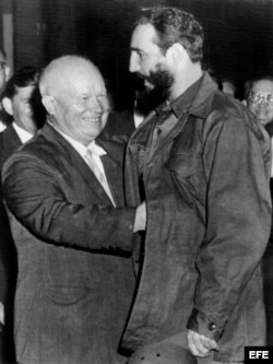 El primer ministro cubano Fidel Castro es saludado por el líder soviético Nikita Kruschev durante la XV Asamblea General de las Naciones Unidas.