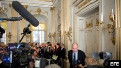 El secretario permanente de la Academia Sueca, Peter Englund (i), anuncia el nombre del ganador del Premio Nobel de Literatura 