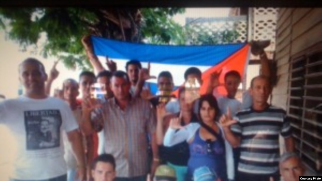 Activistas del MCL rinden homenaje a Payá y Cepero en Holguín, el Domingo 20 de Julio de 2014.